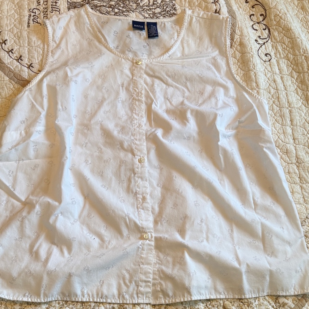 Basic Editions White Sleeveless Eyelet Button-Front Top